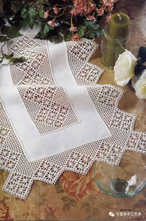 一把古旧的折扇静卧在地板上