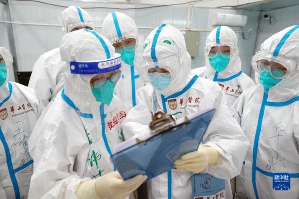 医护人员与患者在方舱医院合影微笑