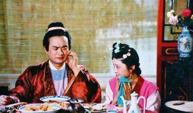 薛蟠与夏金桂对坐争吵场景