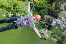 同学聚会中举杯畅饮