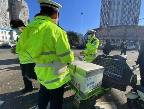 交警查处非法改装车辆