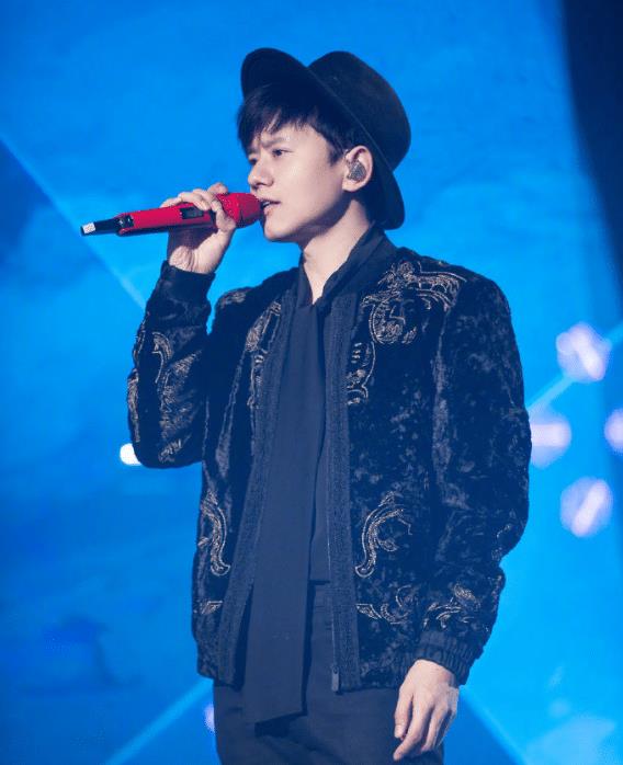 罗云熙在张杰演唱会现场鼓掌<p>当时画面中，罗云熙身穿黑色休闲装，全程专注听歌、鼓掌，甚至在张杰演唱《逆战》时激动地站了起来，情绪高涨。这一幕被直播镜头拍下后，迅速在网络上传播开来，不少网友感叹：“原来他是张杰的忠实粉丝！”</p><br><h2 id=