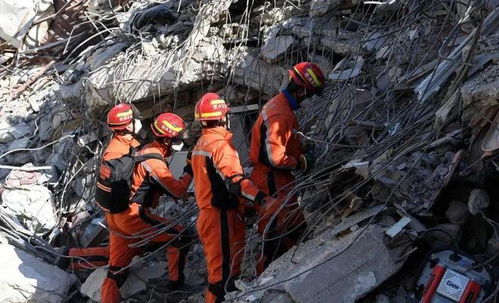地震后的废墟和救援队伍