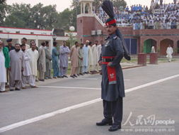 印巴边境民众围观降旗