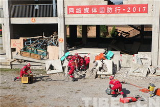 地震救援人员营救受困群众