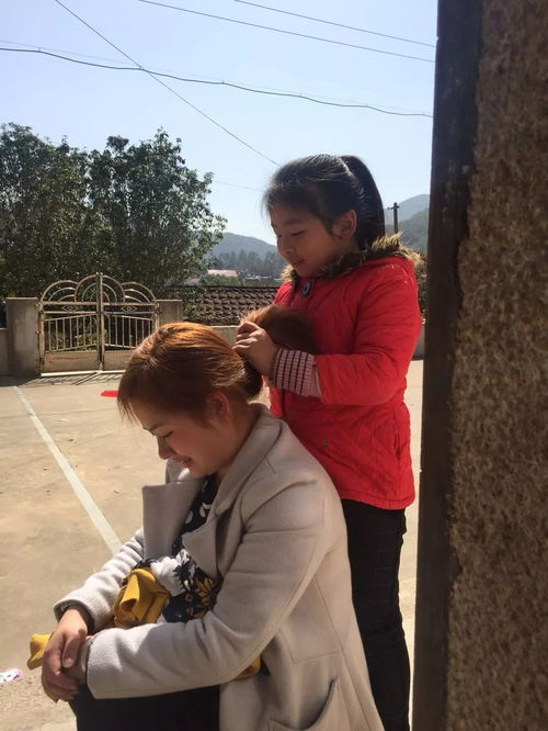 女儿牵着妈妈的手散步