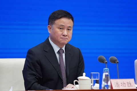 中小银行存款利率忙补降！新一轮银行集体“降息”即将到来，储户怎么办？