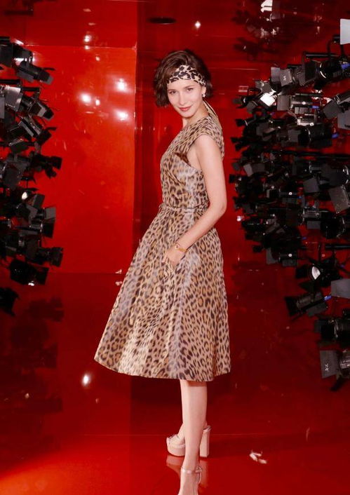 卢靖姗穿着西装裙坐姿图<p>在综艺《妻子的浪漫旅行》中，她多次以水代酒，并表示身体有些不适。当时观众只当是节目效果，没想到竟是怀孕的征兆。</p><p>不仅如此，每次集体吃饭，朱兆祥都会特意为她点不含咖啡因的饮品；有剧烈活动时，韩庚也会贴心地带她避开。“当时大家只觉得是夫妻恩爱，现在想想，都是迎接新生命的铺垫。”一位网友留言道。</p><p>昨天，韩庚和卢靖姗终于在社交平台上晒出了二胎的好消息，并分享了B超照片，配文“你好，我们的宝贝”，甜蜜又低调。</p><br>\<h2 id=