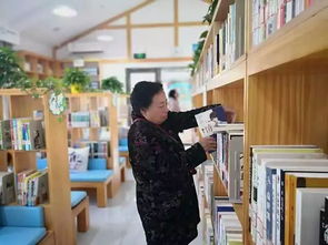 黄晓丹在书房用手机查看微信读书APP界面