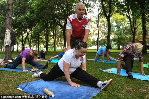 老人晨练在公园