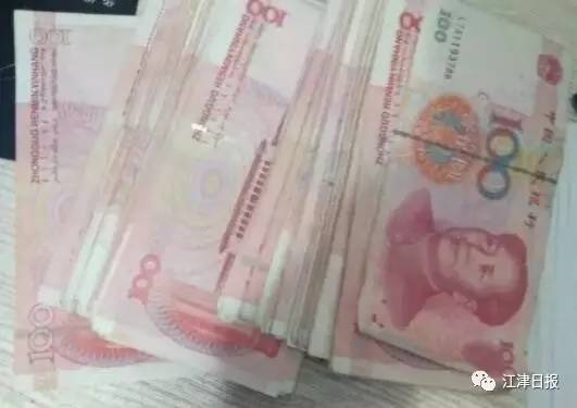 代孕女子手持现金照片