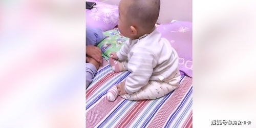 母亲温柔地看着孩子交谈