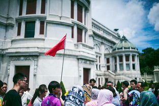 导游正在向游客讲解旅行注意事项