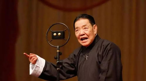 听众围坐听评书现场