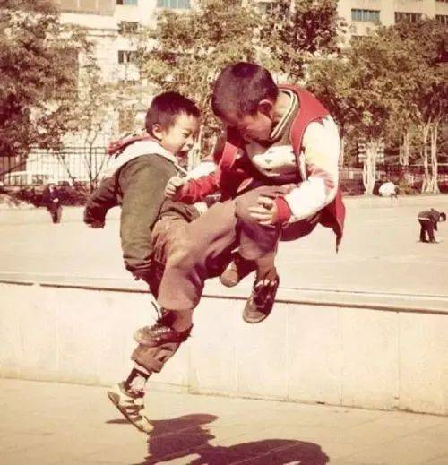 两个少年坐在操场上看夕阳