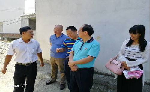 钟威接受当地领导慰问并与书记握手