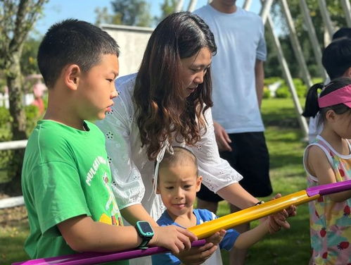一家人围坐在沙发上聊天