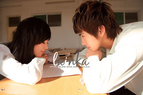 情侣在咖啡馆中温馨对视