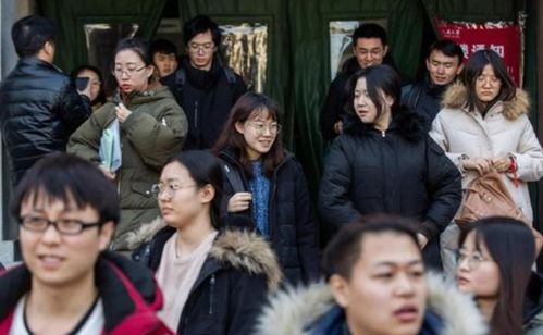 李浩在考场外帮助晕倒同学