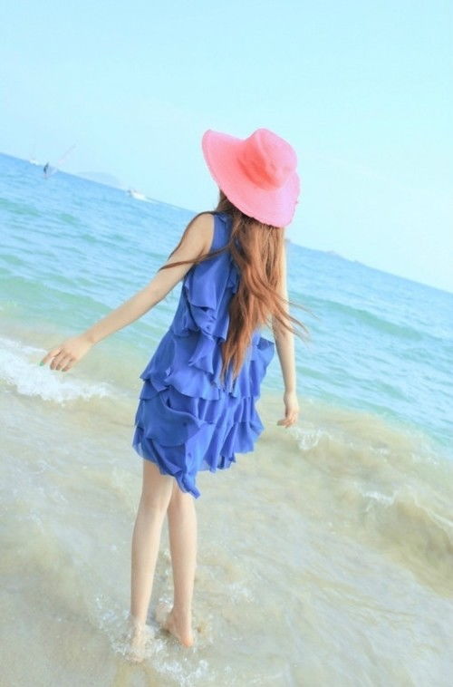 女生穿渐变紫粉连衣裙海边写真