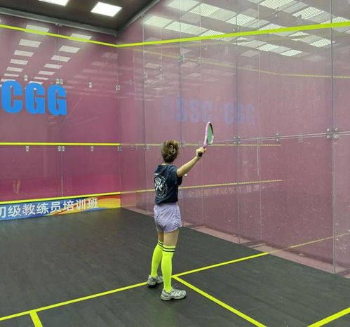 打羽毛球的年轻人