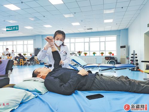 理疗师正在为患者进行电疗操作