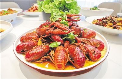 一大盘红油小龙虾摆在餐桌中央