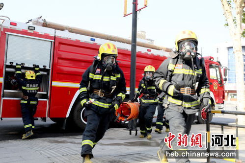 消防员现场救援图片