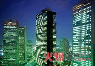 中国城市夜景与国际贸易港口繁忙景象