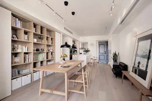 书桌上摆放着红楼梦原著和电子设备播放相关视频的画面