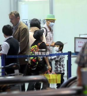 父子机场告别场景