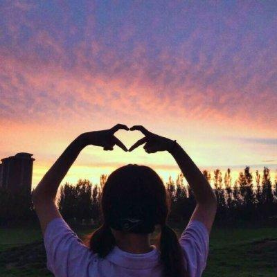 夕阳下的背影象征着坚持前行