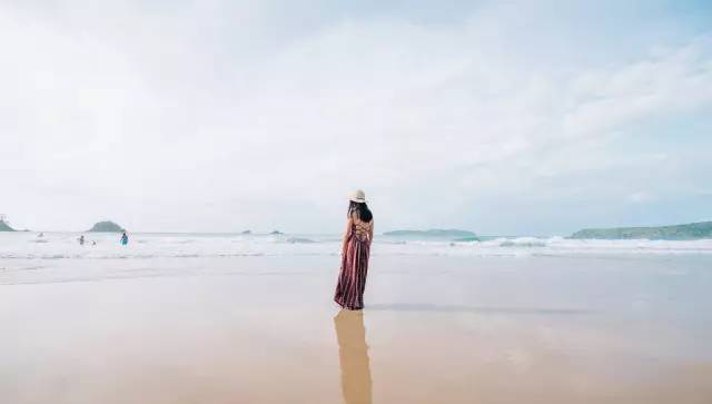 一位青年站在海边凝视远方