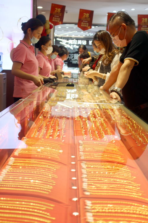 消费者在金店选购金饰