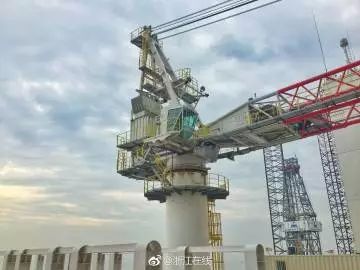 超深水钻井平台海上作业实景图