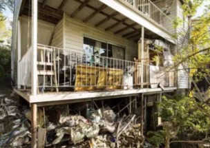 居民围观讨论垃圾房变化