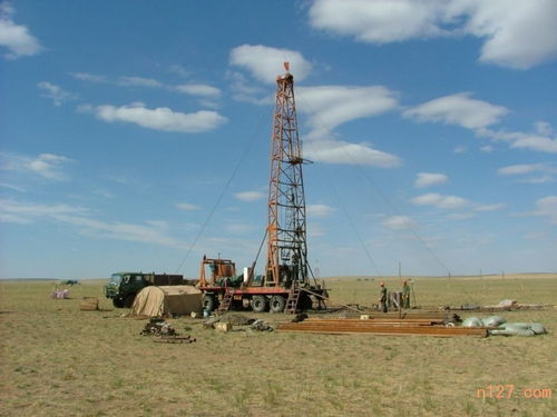钻井团队在监控室观察数据