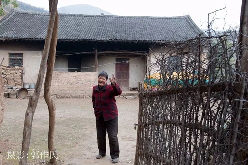 村民围在赵家门前安慰老人