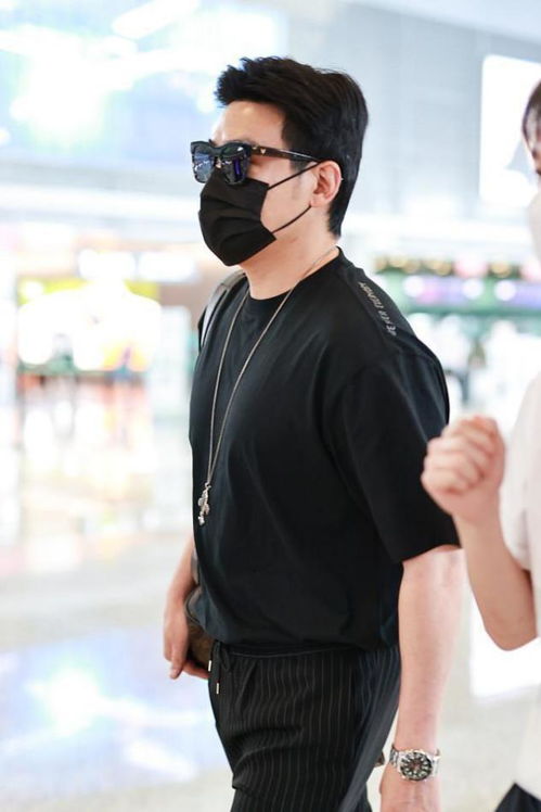 张艺兴身穿休闲装手持茅台文创产品微笑拍照