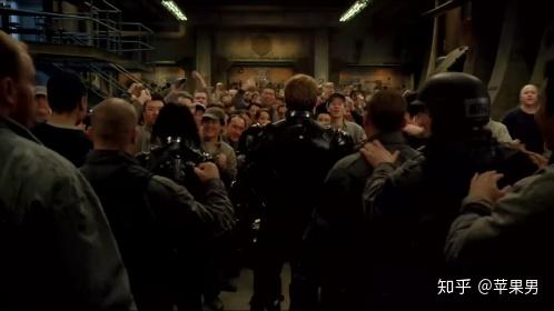 好莱坞电影拍摄现场与关税政策公告对比图