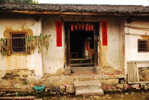 老屋内墙面被砸毁后的样子