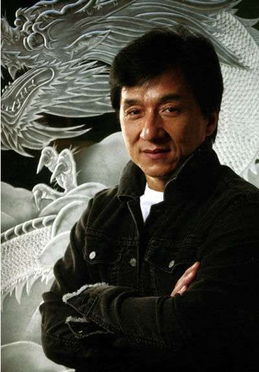 成龙低头看手机戴老花镜