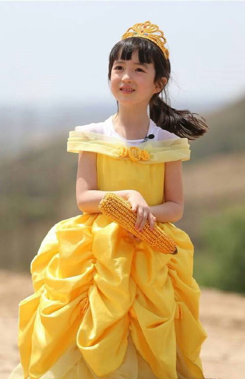 女孩在阳光下微笑展示夏日穿搭