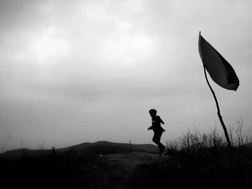 空荡荡的手机桌面只有几个基础应用图标