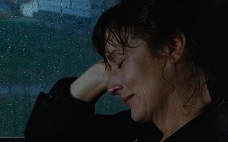 主角在大结局中面对镜头流泪的场景