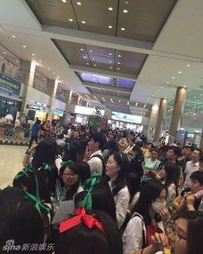 粉丝手持灯牌支持偶像