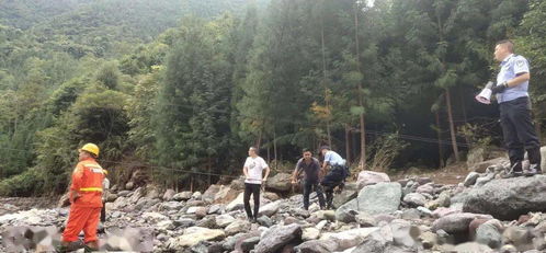 一位中年男子在街头沉思