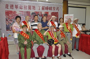 抗战老兵与年轻人合影