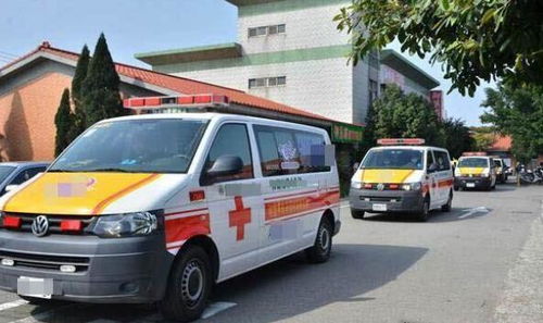 城市街道救护车鸣笛驶过