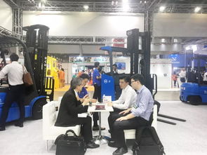 比亚迪展会上与欧洲客户交流场景